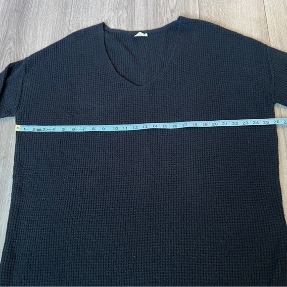 Free People V Neck Textured Sweater Tunic In Black Size M/L - Picture 6 of 12